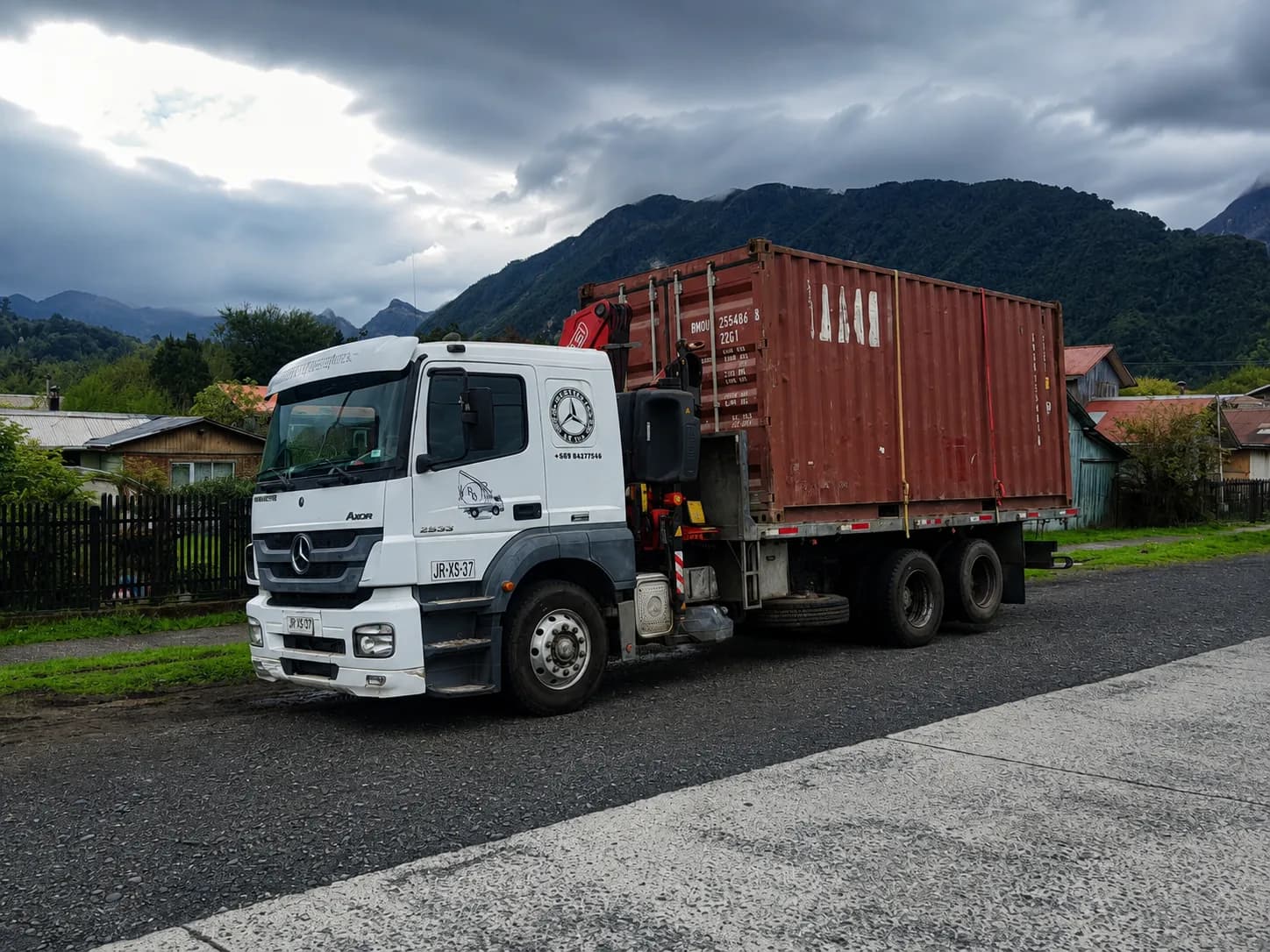 Camión grúa transportando un contenedor marítimo en Chaitén